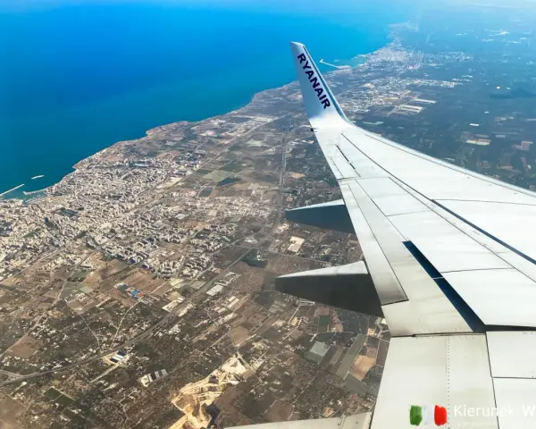 Widok z samolotu Ryanair na wybrzeże i miasto, zbliżamy się do lotniska w Bari.