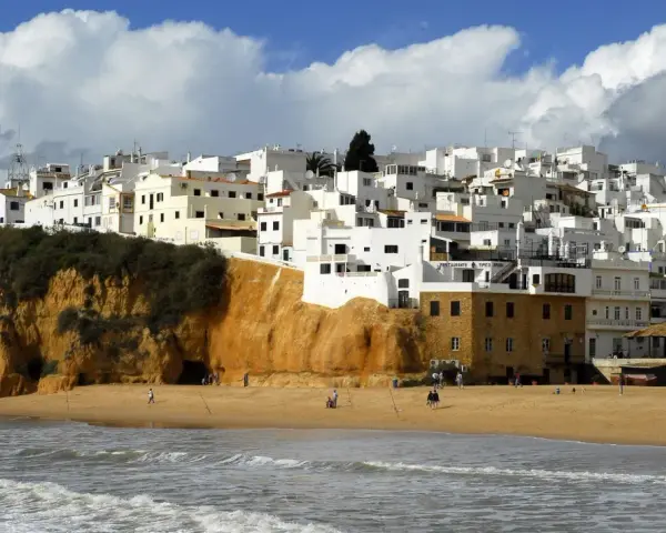 Białe domy na klifie, plaża i morze. Portugalia pogoda roczna, idealna na spacer.