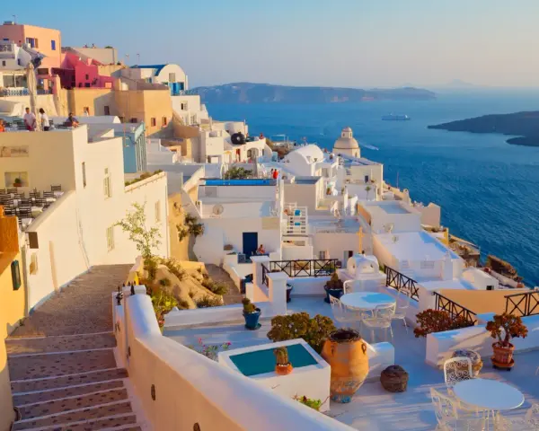 Białe domy na klifie z widokiem na błękitne morze, Santorini.