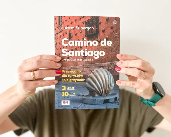 Okładka książki "Camino de Santiago" z symbolem muszli i informacją o 3 krajach i 10 trasach.