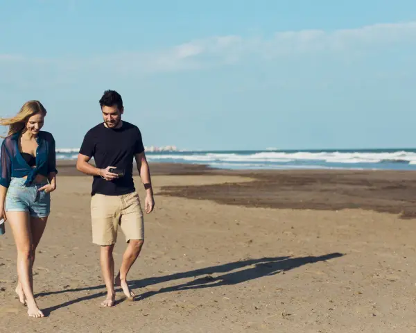 Para spacerem po plaży, zastanawiają się, ile km plażą z Łeby na wydmy.