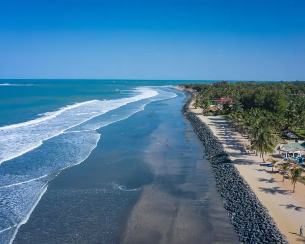 Piękna plaża w Gambii, idealna na wakacje. Kiedy jechać? Najlepiej w porze suchej, od listopada do maja, by cieszyć się słońcem i ciepłym oceanem.