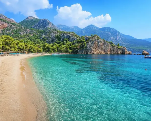 Piękna plaża z turkusową wodą i górami w tle. Zastanawiasz się, ile leci się do Turcji, by poczuć taki spokój?