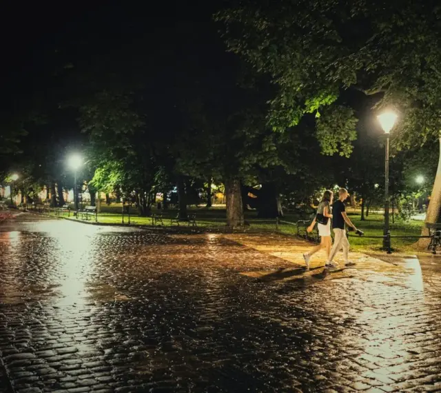 Spacer po mokrym bruku w Krakowie nocą, gdy pada. Idealny pomysł, co robić w Krakowie gdy pada.