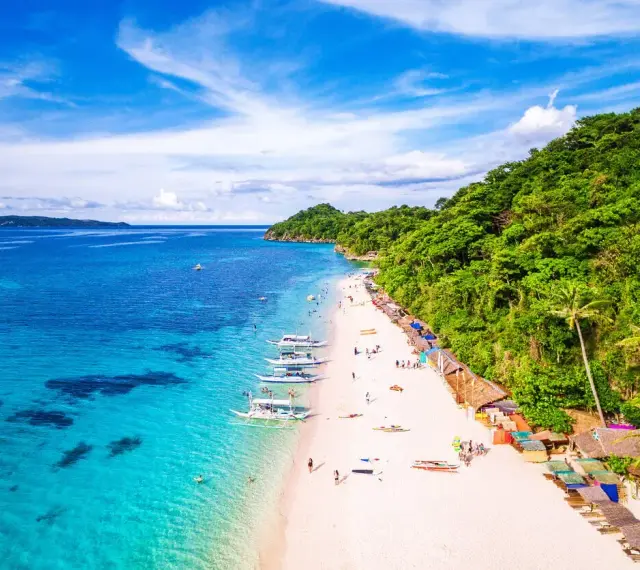 Rajska plaża na Filipinach, turkusowa woda, biały piasek i bujna zieleń. Nawet podczas pory deszczowej Filipiny zachwycają!