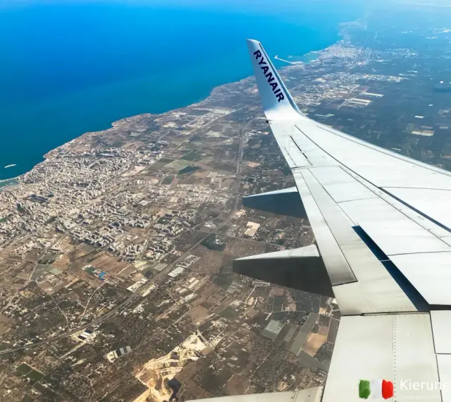 Widok z samolotu Ryanair na wybrzeże i miasto, zbliżamy się do lotniska w Bari.