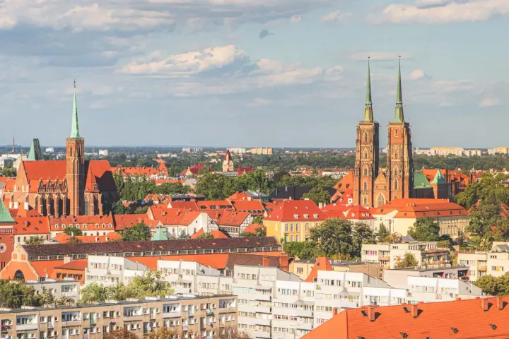 Panorama Wrocławia z katedrami i kamienicami. Idealne miejsce, by zobaczyć wrocław co zobaczyć w 1 dzień.