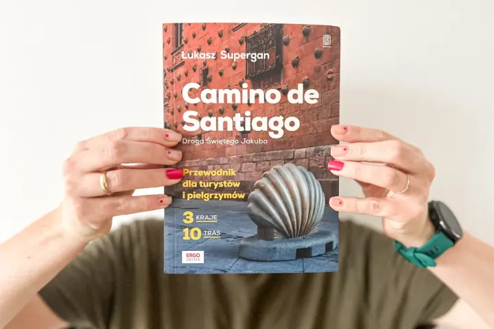 Okładka książki "Camino de Santiago" z symbolem muszli i informacją o 3 krajach i 10 trasach.