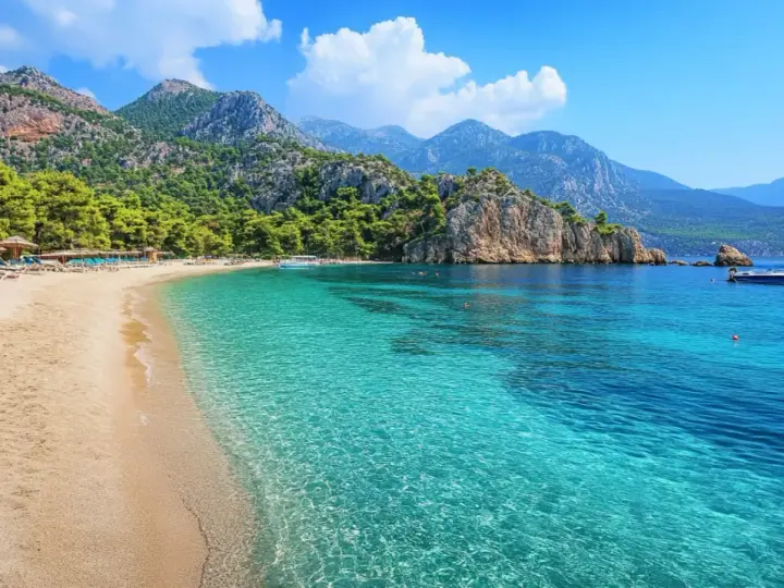 Piękna plaża z turkusową wodą i górami w tle. Zastanawiasz się, ile leci się do Turcji, by poczuć taki spokój?