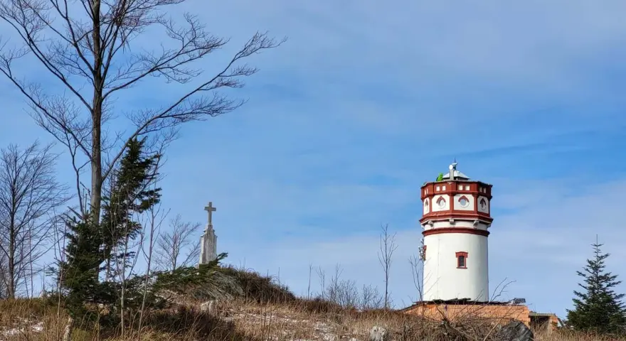 Wieża widokowa i krzyż na szczycie. Piękna trasa na Biskupią Kopę.