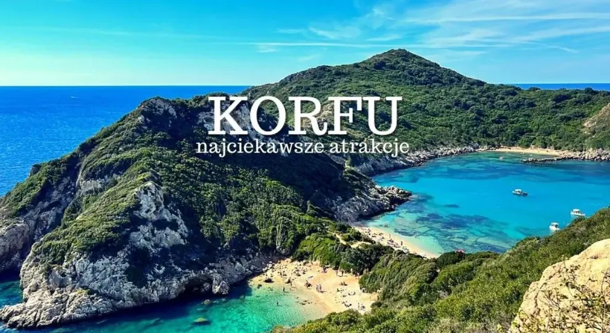 Widok na zatokę z turkusową wodą i plażą. Czy Korfu warto odwiedzić? Tak, dla takich krajobrazów!