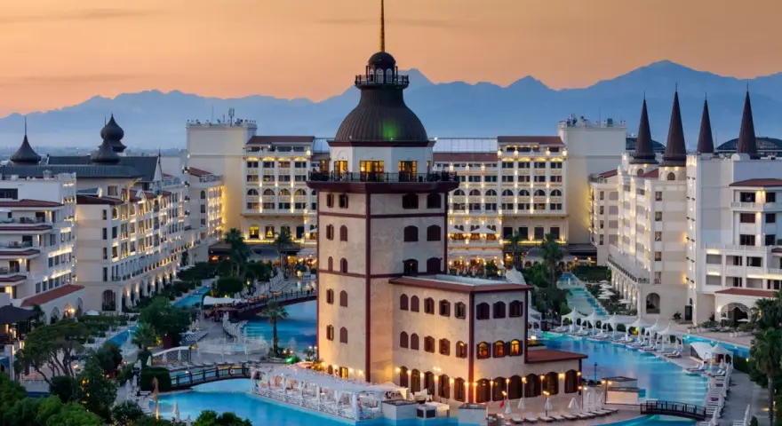 Luksusowy hotel z basenami i wieżą, gdzie all inclusive ultra to znaczy pełen relaks i wygoda.