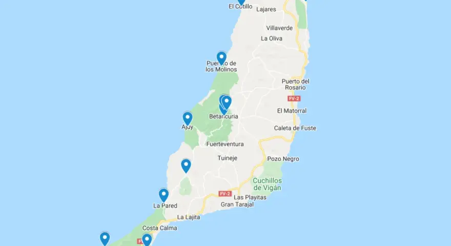 Mapa Fuerteventury z zaznaczonymi punktami turystycznymi i nazwami miejscowości.