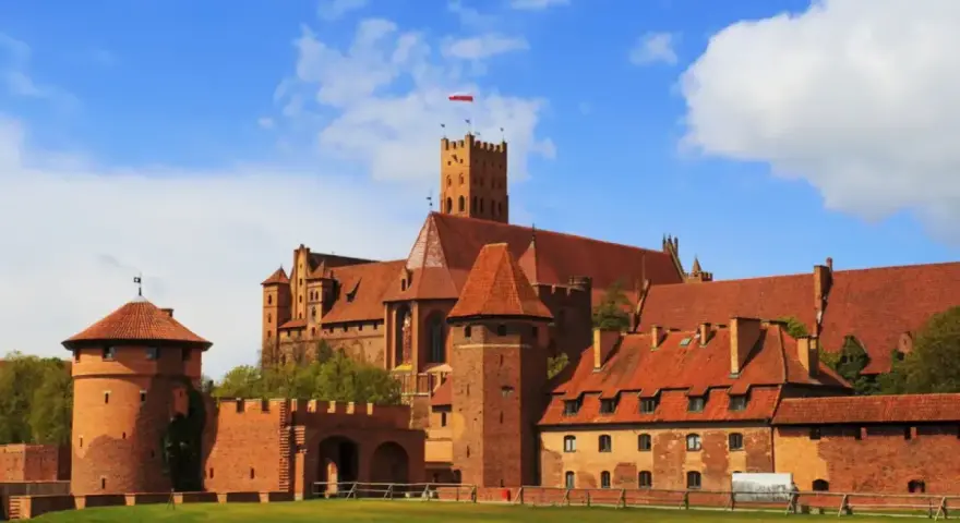 Potężny zamek w Malborku, którego budowa rozpoczęła się w XIII wieku, góruje nad okolicą.