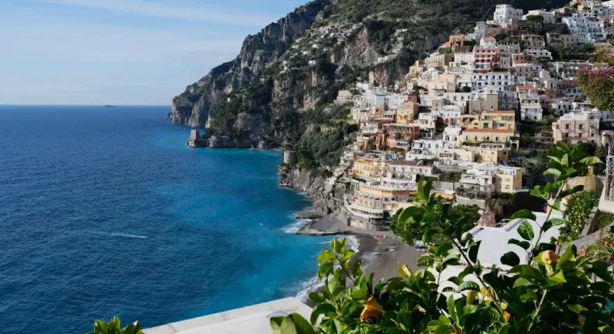 Positano, perła Wybrzeża Amalfi. Zobacz, jak kolorowe domy wspinają się po zboczu, a turkusowe morze lśni w słońcu.