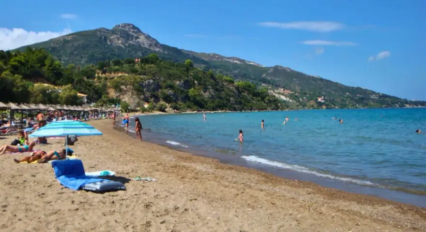 Idealna zakynthos pogoda sierpień: słońce, plaża, morze i ludzie kąpiący się w wodzie.