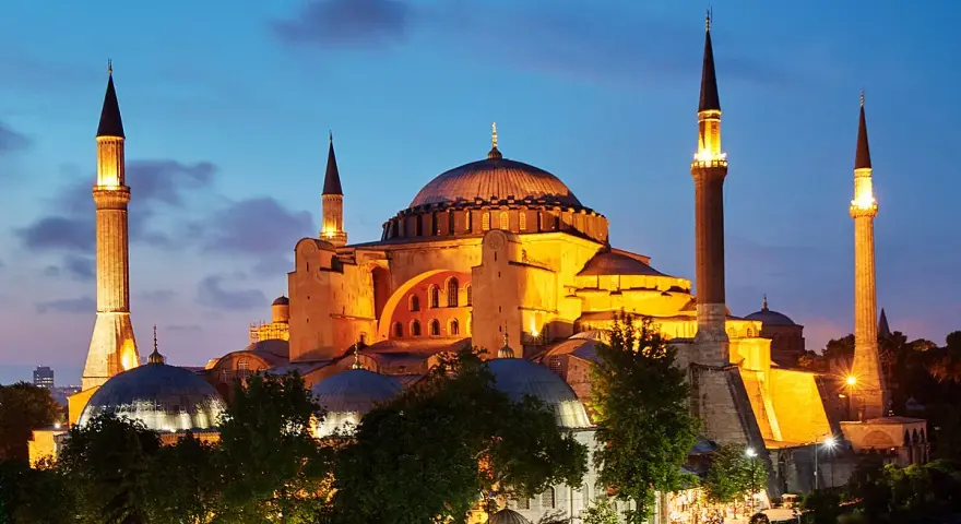 Hagia Sophia nocą, z minaretami oświetlonymi. Ciekawostki o tym zabytku budzą zachwyt.