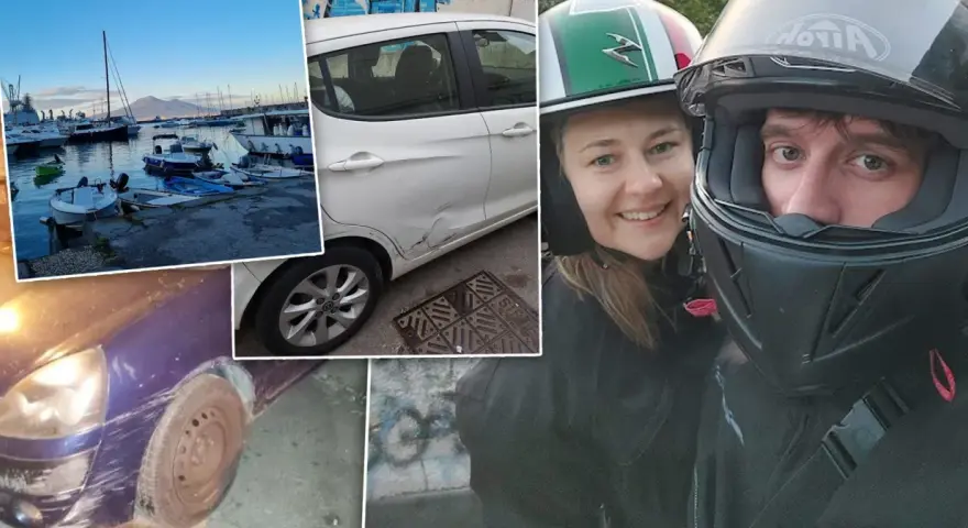 Uszkodzone samochody, para w kaskach i widok na port z łodziami.