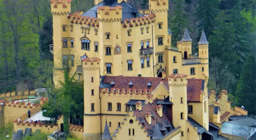 Zamek Hohenschwangau, gdzie dorastał Ludwik II, to bajkowa budowla. Zamek Neuschwanstein ciekawostki: inspiracja dla Disneya.