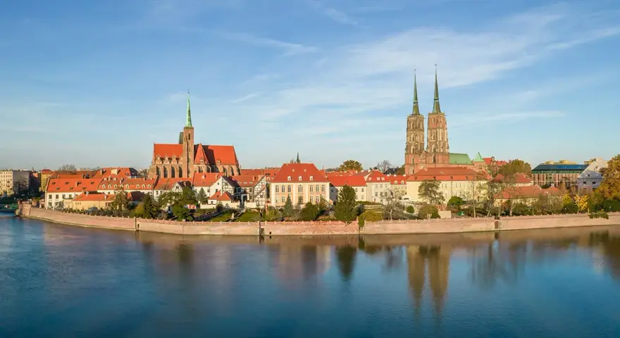 Wrocławskie Ostrów Tumski z katedrą i kościołem Marii Magdaleny, piękne wrocławskie ciekawe miejsca nad Odrą.