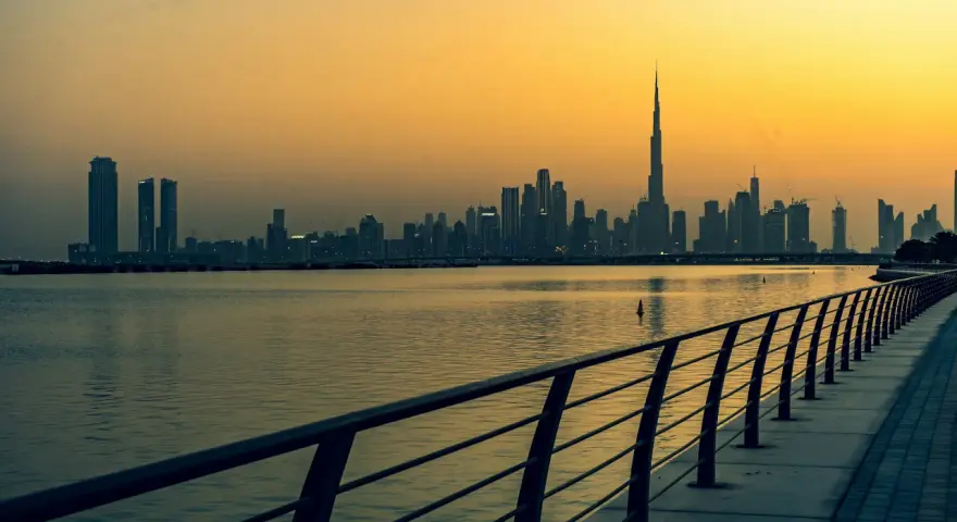 Zachód słońca nad Dubajem. Zjednoczone Emiraty Arabskie ciekawostki: najwyższy budynek świata, Burj Khalifa, góruje nad panoramą miasta.