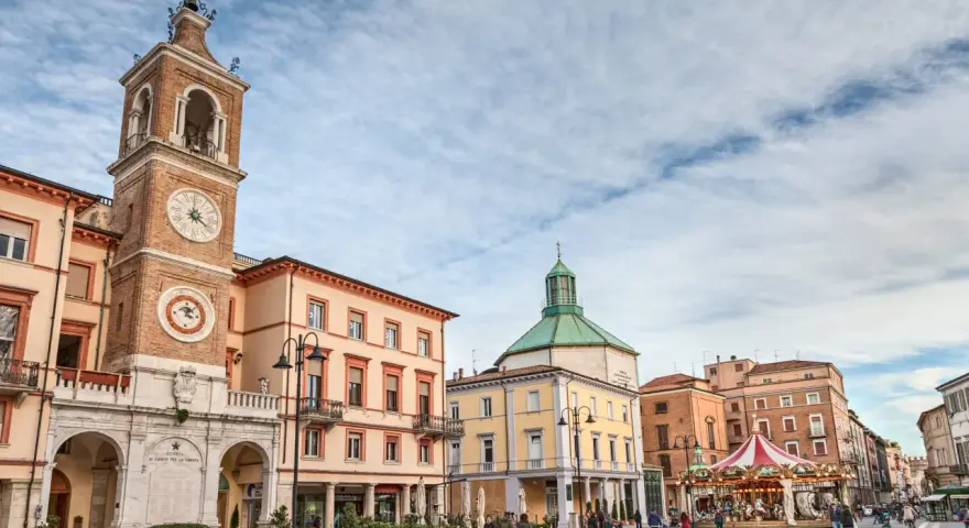 Rynek w Rimini z wieżą zegarową i karuzelą. Czy warto odwiedzić to urokliwe włoskie miasto?