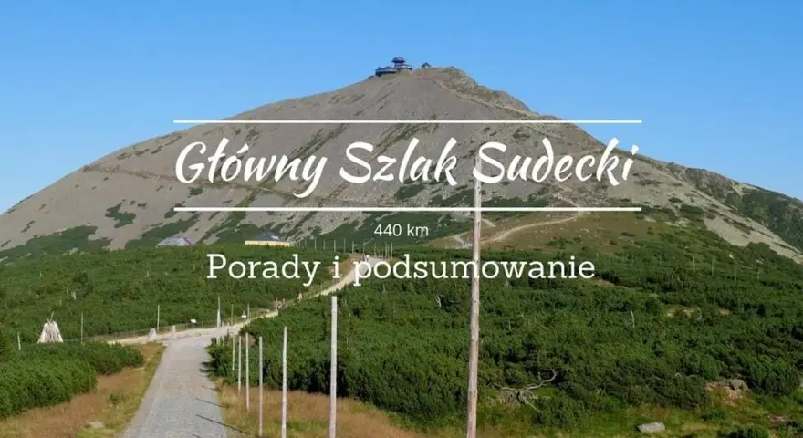Kamienista ścieżka prowadzi na szczyt góry z budynkiem obserwatorium.