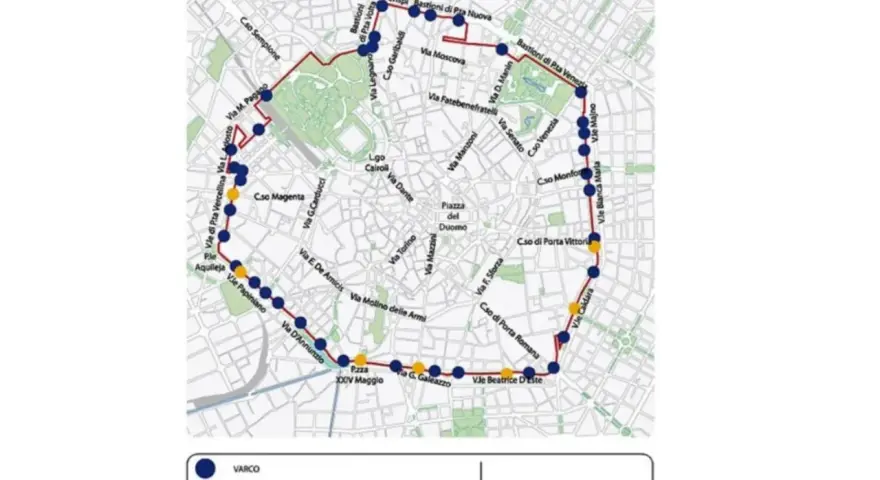 Mapa pokazuje trasę pociągu z Bergamo do Mediolanu, zaznaczoną na czerwono. Widać też granice Area C w Mediolanie.
