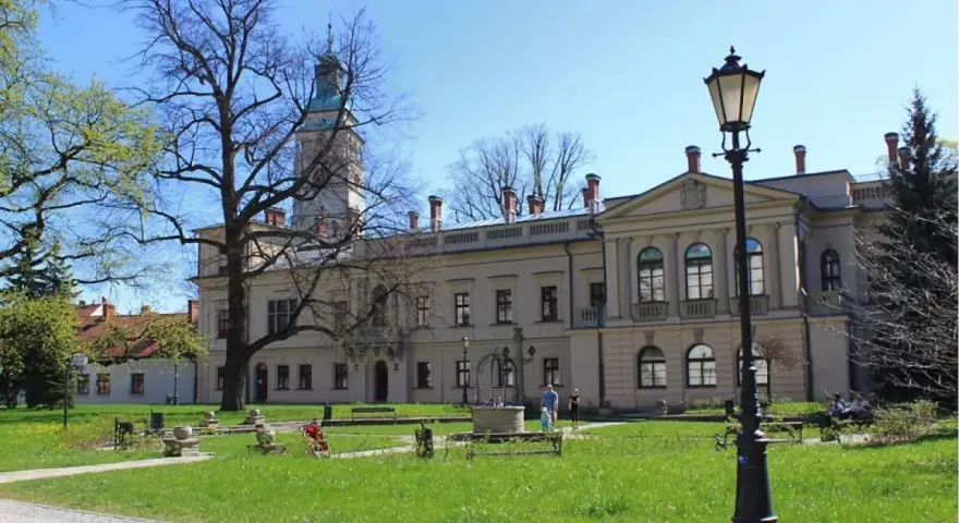 Zamek w Żywcu z wieżą, ogrodem i latarnią.