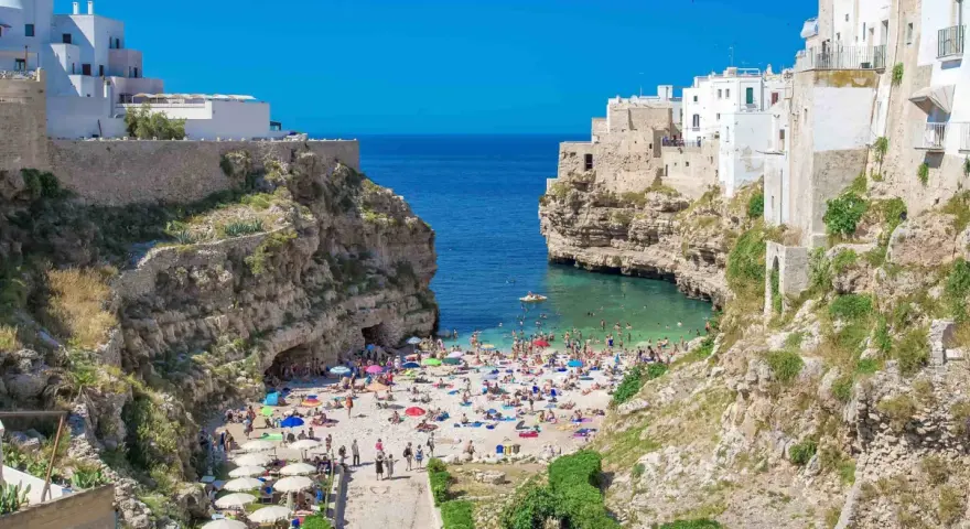 Piękna plaża w Polignano a Mare, idealne miejsce na odpoczynek po podróży z Bari.