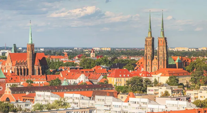 Panorama Wrocławia z katedrami i kamienicami. Idealne miejsce, by zobaczyć wrocław co zobaczyć w 1 dzień.