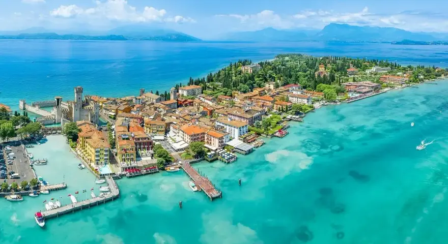 Malownicze miasteczko we Włoszech nad turkusowym jeziorem, idealne miejsce, gdzie do Włoch nad morze? To Sirmione!