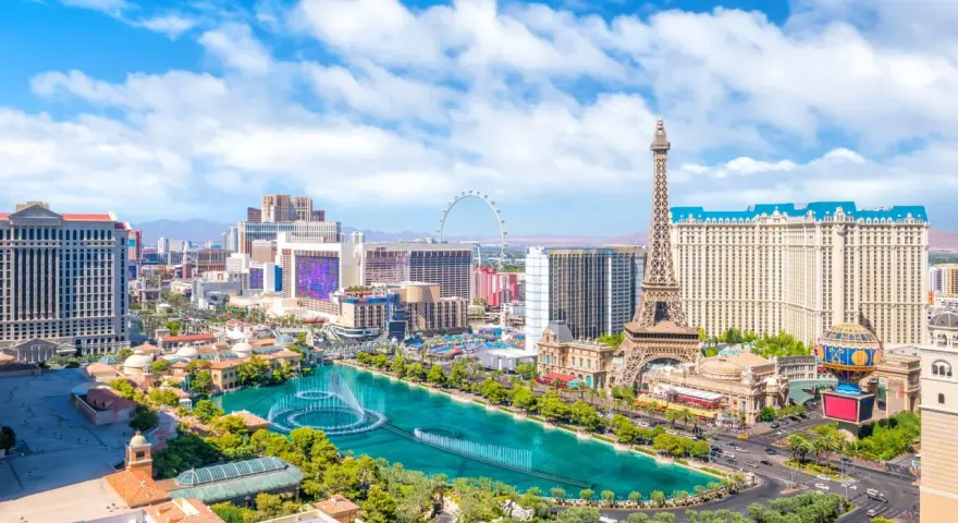 Widok na Las Vegas z Wieżą Eiffla, fontannami i diabelskim młynem. Niezliczone las vegas atrakcje czekają!