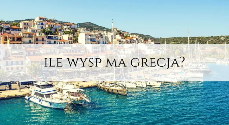 Port z łodziami i żaglówkami, na wzgórzu białe domy. Tekst: "Ile wysp ma Grecja?".