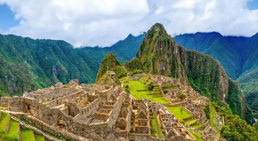 Machu Picchu, jeden z 7 cudów świata, majestatycznie wznosi się wśród zielonych Andów.