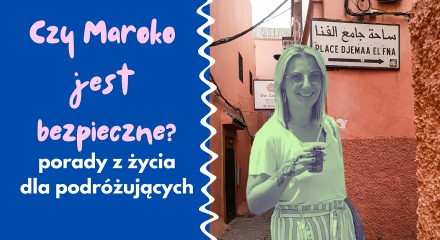 Kobieta w okularach przeciwsłonecznych stoi na tle uliczki w Maroku z napisem "Place Djemaa El Fna".