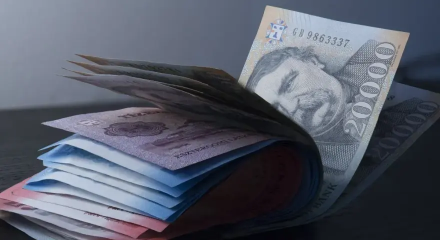 Stos banknotów, w tym 20 000 forintów, sugeruje, że budapeszt jaka waluta to forint węgierski.