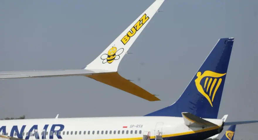Samolot Buzz z pszczółką i samolot Ryanair. Lot rejsowy a czarterowy - oba lecą.