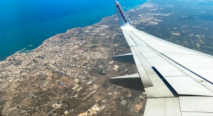 Widok z samolotu Ryanair na wybrzeże i miasto, zbliżamy się do lotniska w Bari.
