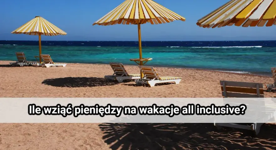 Plaża z leżakami i parasolami pod żółto-białymi pasami, turkusowe morze i błękitne niebo.
