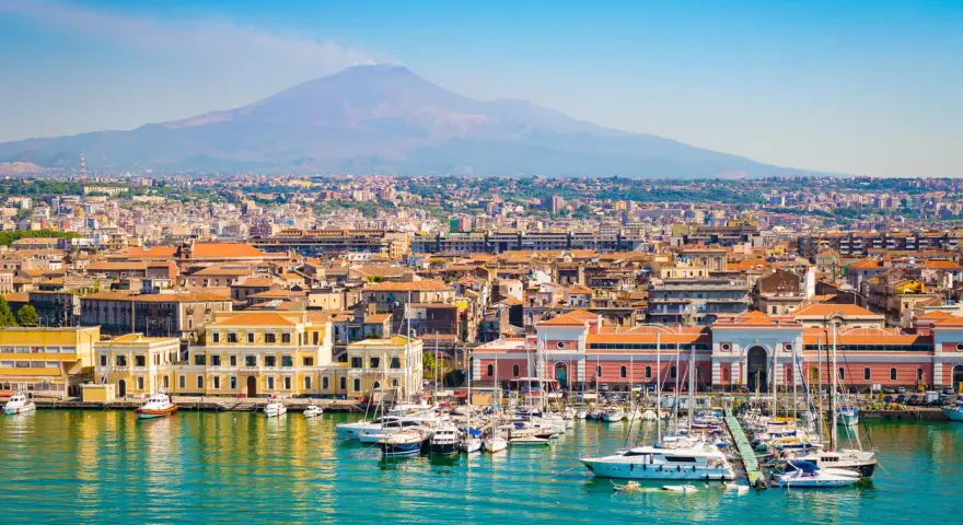 Majowa pogoda na Sycylii zachwyca! Widok na port z jachtami i wulkan Etna w tle.