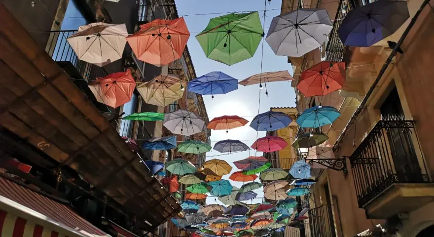 Kolorowe parasole nad ulicą w Katanii tworzą magiczną atmosferę. Czy warto tu przyjechać? Zdecydowanie tak!