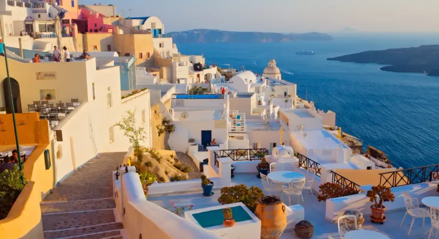 Białe domy na klifie z widokiem na błękitne morze, Santorini.