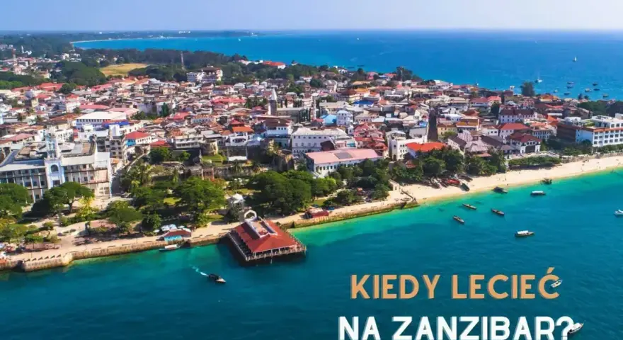 Widok z lotu ptaka na miasto Zanzibar z białymi budynkami, plażą i turkusowym morzem.