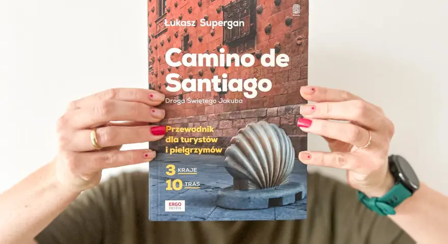 Okładka książki "Camino de Santiago" z symbolem muszli i informacją o 3 krajach i 10 trasach.