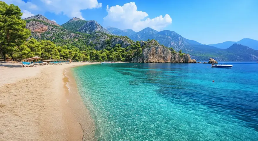 Piękna plaża z turkusową wodą i górami w tle. Zastanawiasz się, ile leci się do Turcji, by poczuć taki spokój?