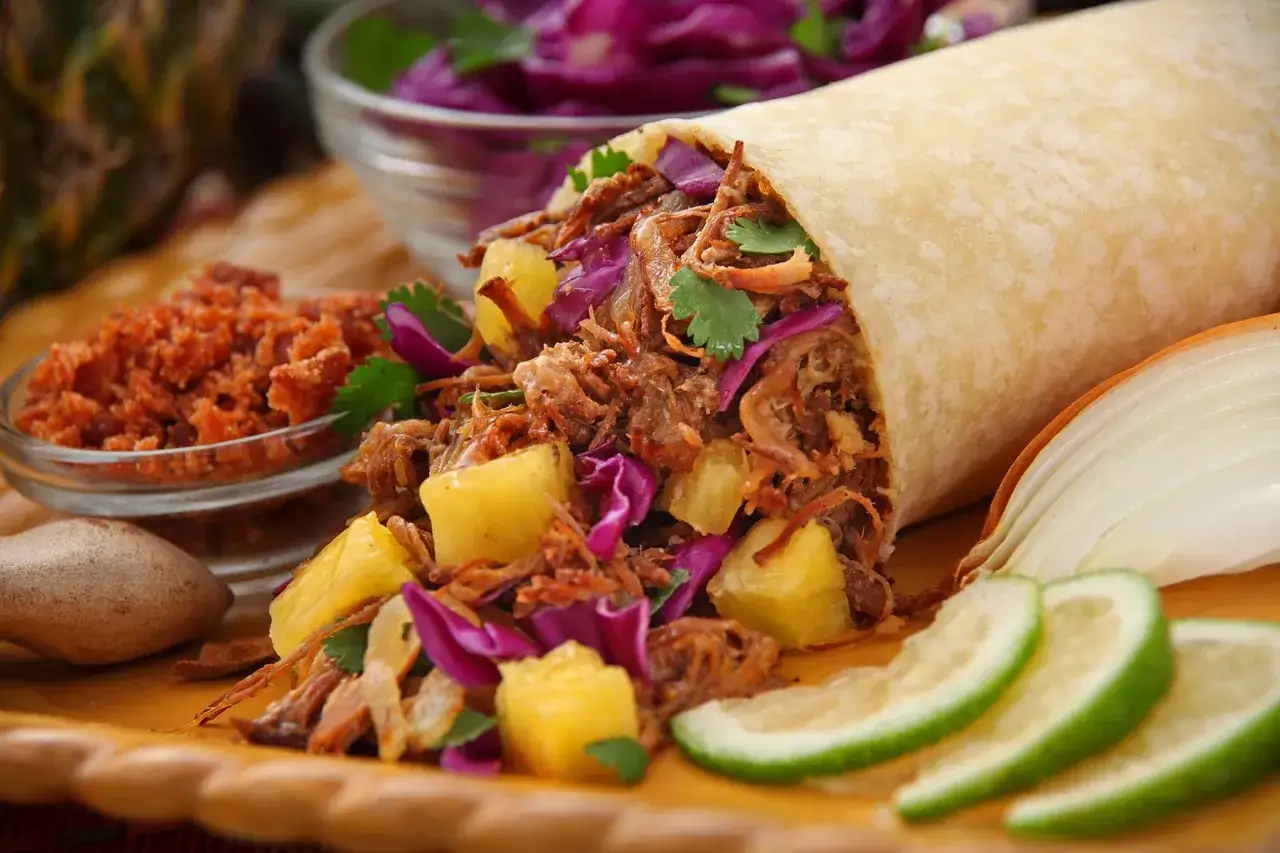Pyszny burrito z szarpaną wieprzowiną, ananasem i czerwoną kapustą – jedno z najpopularniejszych dań meksykańskich.