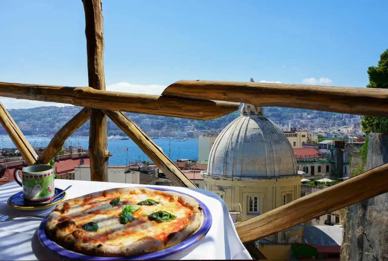 Pyszna pizza i kawa z widokiem na Neapol. Czy warto tu przyjechać? Zdecydowanie tak!