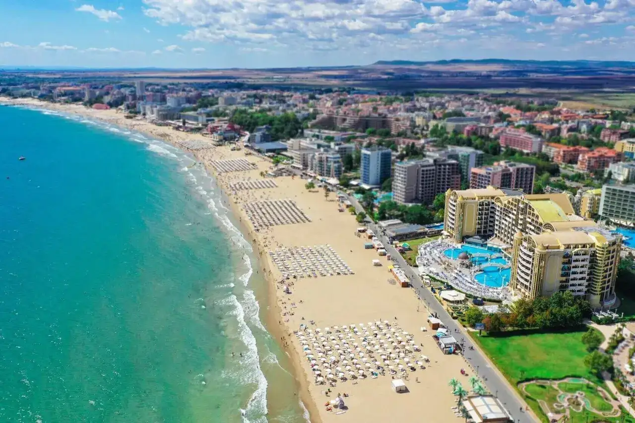 Bułgaria, Słoneczny Brzeg: idealna pogoda na plażowanie. Turkusowe morze, złoty piasek i mnóstwo słońca.