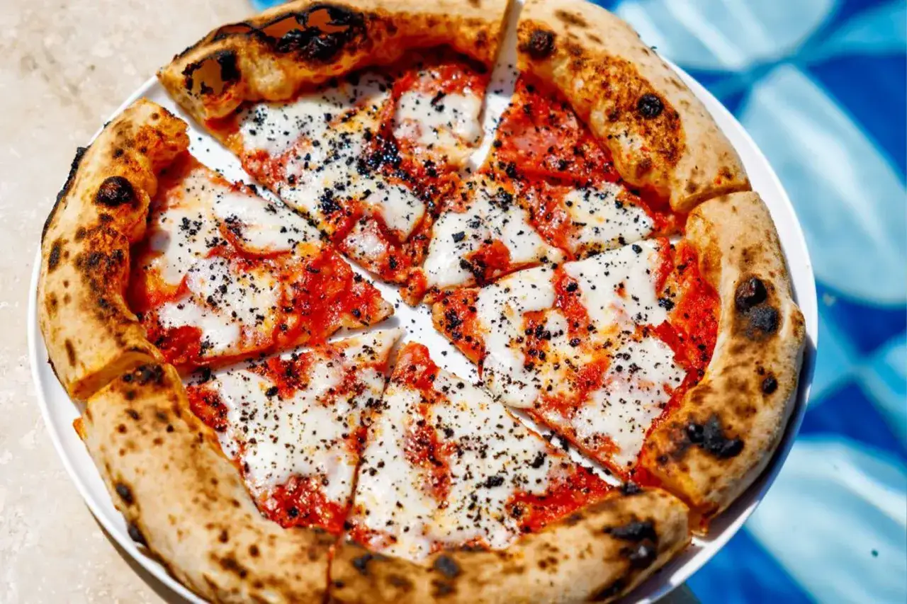 Pyszna pizza Margherita z chrupiącym ciastem i roztopionym serem, idealna na wakacje. To może być najlepsza pizza w Rzymie!